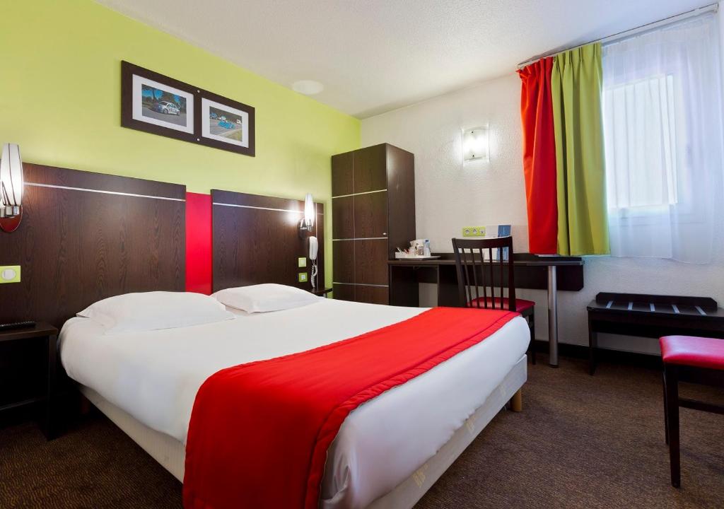 Situato a 4 km dalla stazione ferroviaria di Reims SNCF e TGV, questo hotel di design vanta una Ferrari rossa nella sua hall.