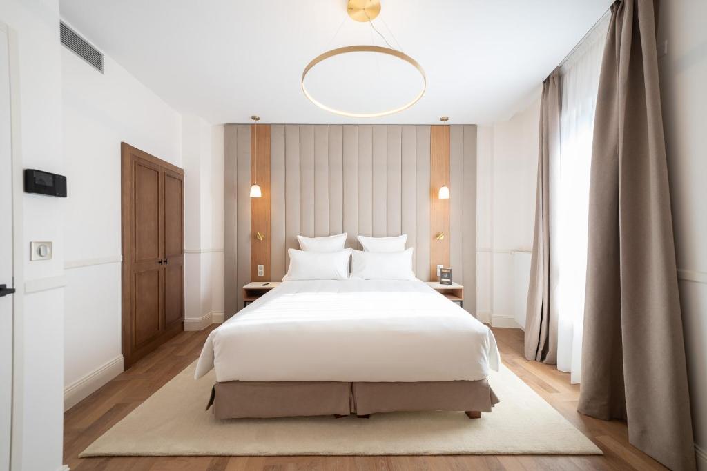 Situato a Épernay, a 300 metri dalla stazione ferroviaria di Epernay, l'Hôtel Margaux offre sistemazioni con giardino, parcheggio privato, terrazza e bar.