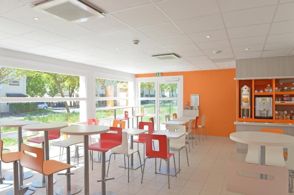 Featuring a terrace, Premiere Classe Reims Nord - Bétheny is located in Bétheny in the Champagne - Ardenne region, 3.4 km from Les Hautes Promenades and 3.
