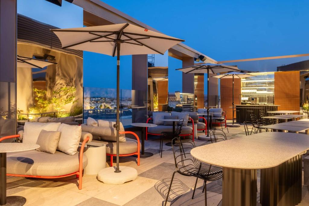 In a prime location in the centre of Reims, Radisson Hotel Reims provides air-conditioned rooms, a fitness centre, free WiFi and a terrace.