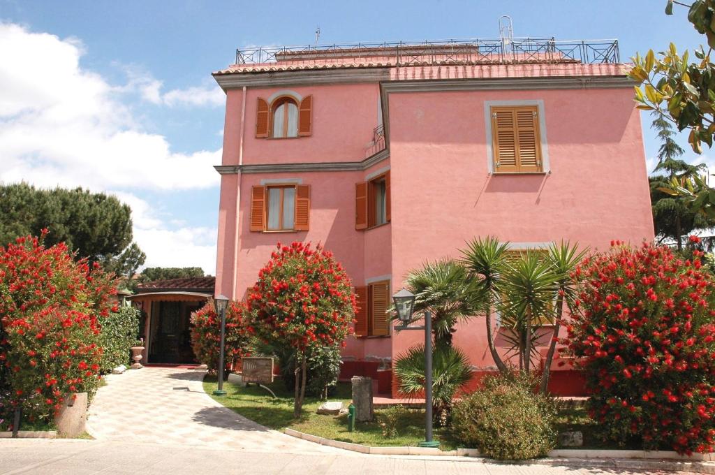 L'Hôtel Arco di Travertino est une petite villa élégante avec un jardin et une terrasse.