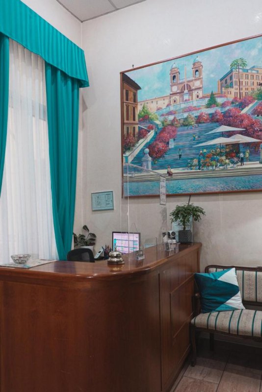 Hotelul Aristotele este situat în Via Palestro, chiar lângă Gara Termini Roma, dar totuşi retras din zgomotul şi agitaţia sa.