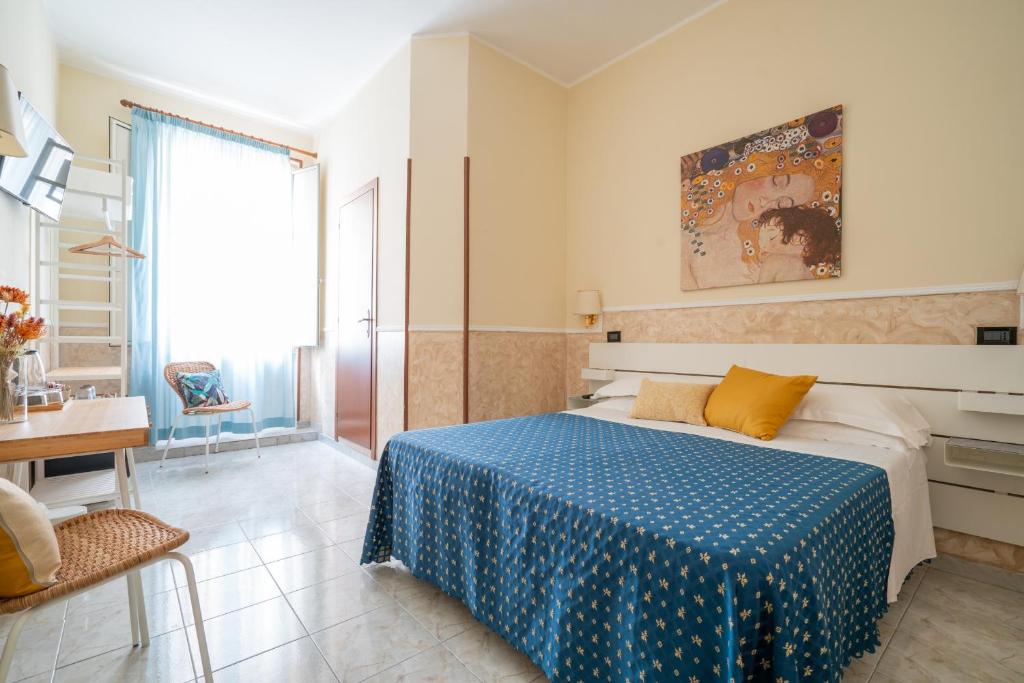 Situato a soli 500 metri dalla stazione Termini, l'Hotel Ascot offre camere pulite con arredi in legno chiaro e TV LCD.