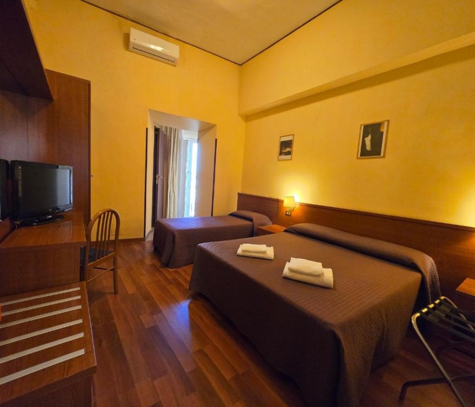 Situé dans le centre de Rome, l'Hotel Azzurra propose un petit-déjeuner continental et une connexion Wi-Fi gratuite dans tout l'établissement.