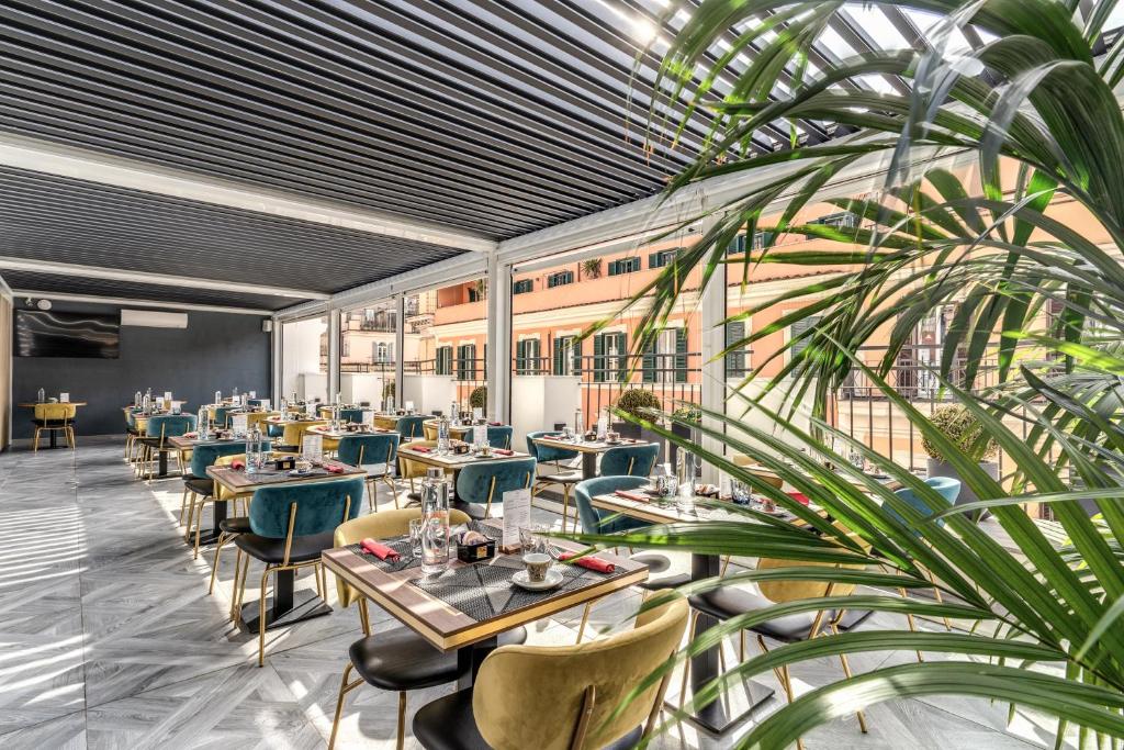 El CC Palace Hotel, situado en Roma, ofrece habitaciones con aire acondicionado, terraza, conexión WiFi gratuita y bar.