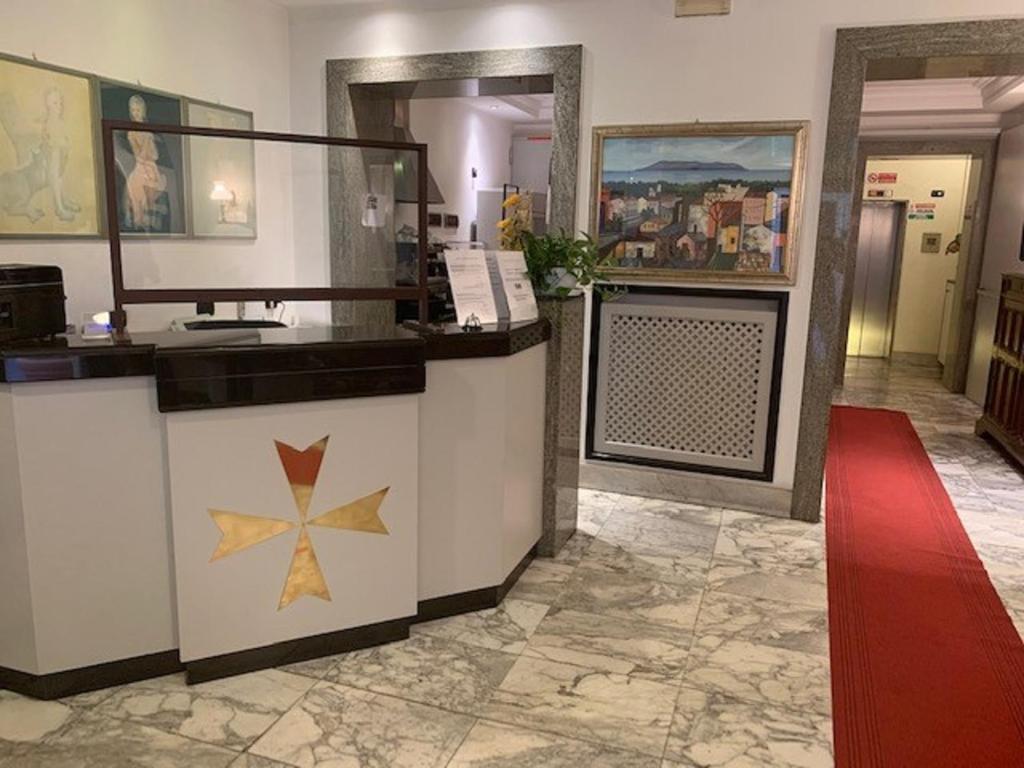 Nur wenige Schritte von der Spanischen Treppe entfernt begrüßt Sie das Hotel Croce di Malta im historischen Zentrum von Rom. Es bietet eine ruhige Atmosphäre und klimatisierte Zimmer.