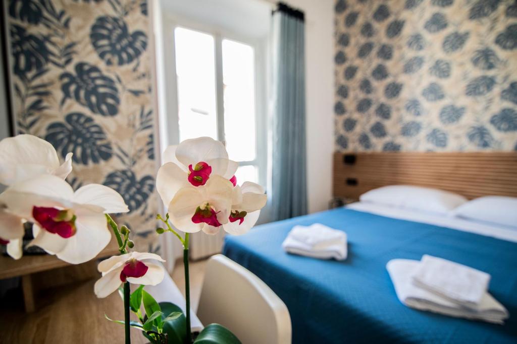 Hôtel Dell' Urbe est un petit hôtel situé à seulement 200 mètres de la gare Roma Termini. Cet hôtel propose des chambres avec une connexion Wi-Fi gratuite, une télévision et un petit réfrigérateur.