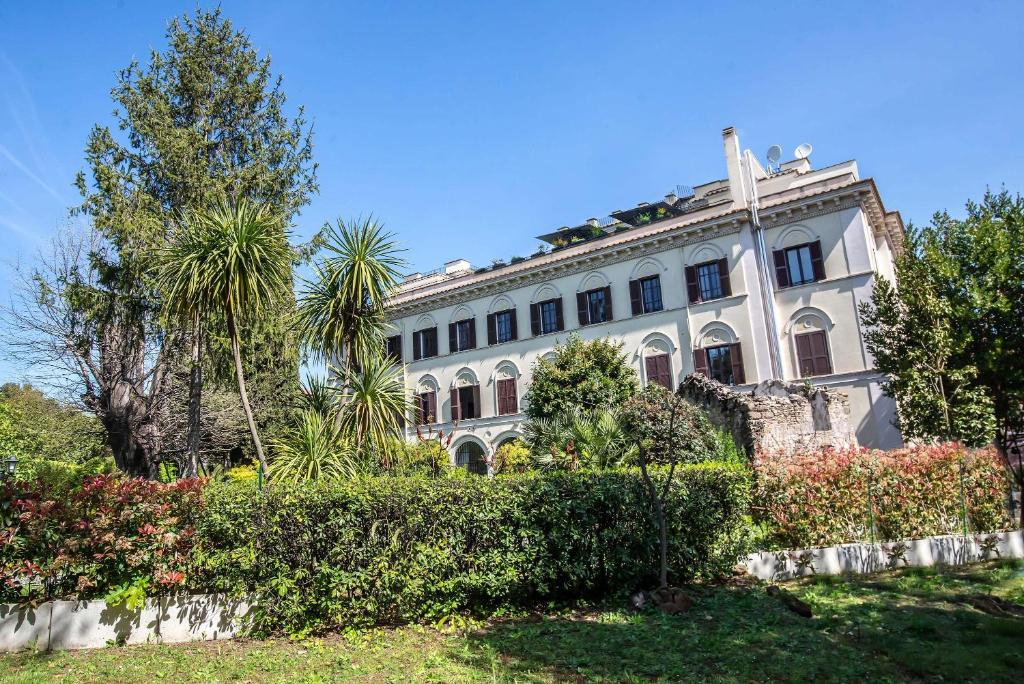 Das HOTEL DELLE CIVETTE begrüßt Sie in Rom, 800 m vom U-Bahnhof Bologna entfernt und bietet Unterkünfte mit einem Garten, Privatparkplätzen, einer Gemeinschaftslounge und einer Terrasse.