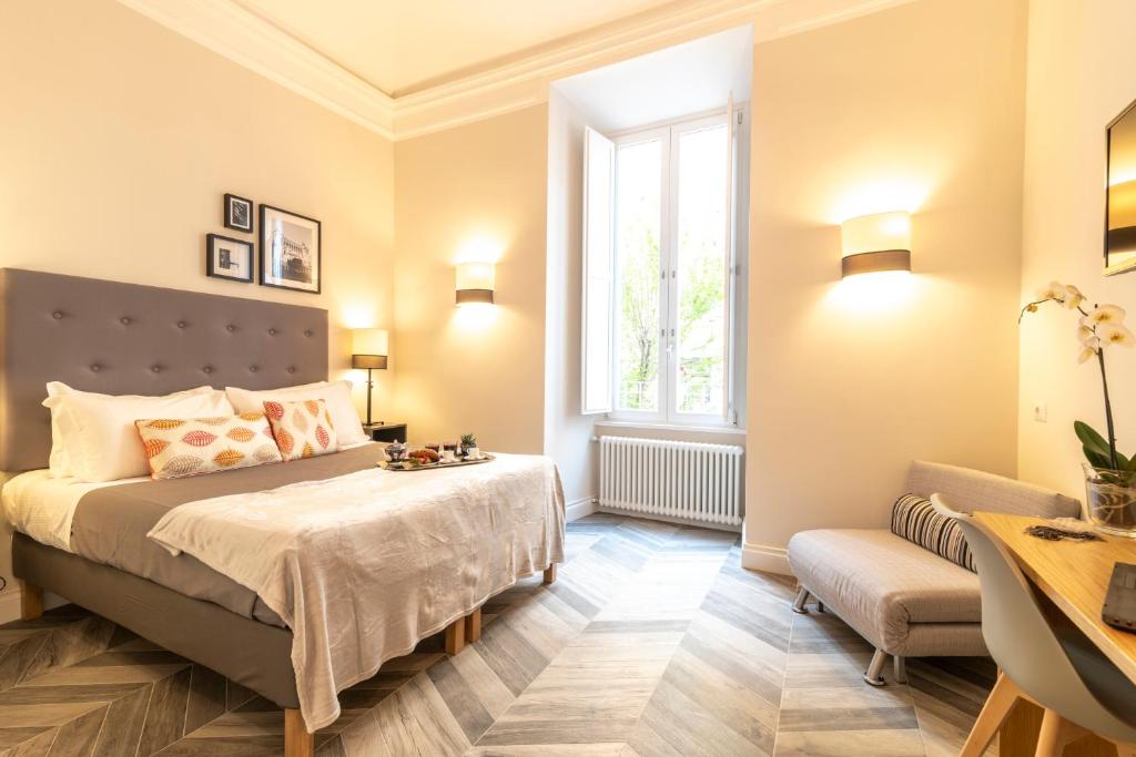 Das Eccelso Hotel liegt im Zentrum von Rom und bietet klimatisierte Zimmer, eine Gemeinschaftslounge, kostenfreies WLAN und eine Bar.