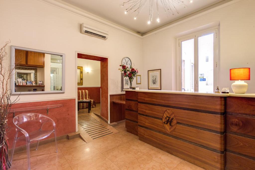 L'hôtel Everest Inn est situé dans un bâtiment historique de la Via Nazionale de Rome, à 150 mètres de la station de métro Repubblica.