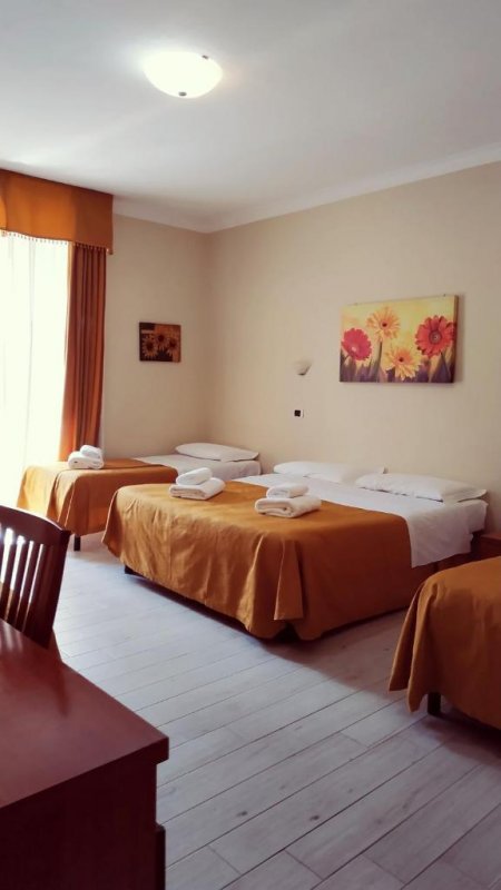 O Hotel Everest dispõe de quartos simplesmente mobilados com uma televisão LCD e acesso Wi-Fi gratuito.