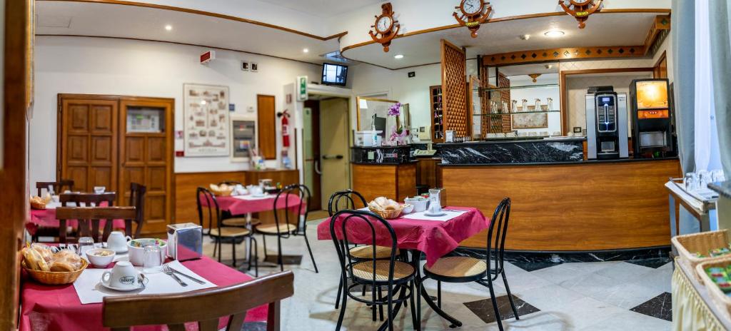 Ideally located in the Central Station district of Rome, Hotel Ferrarese is set 300 metres from Rome Termini Train Station, 700 metres from Repubblica -...