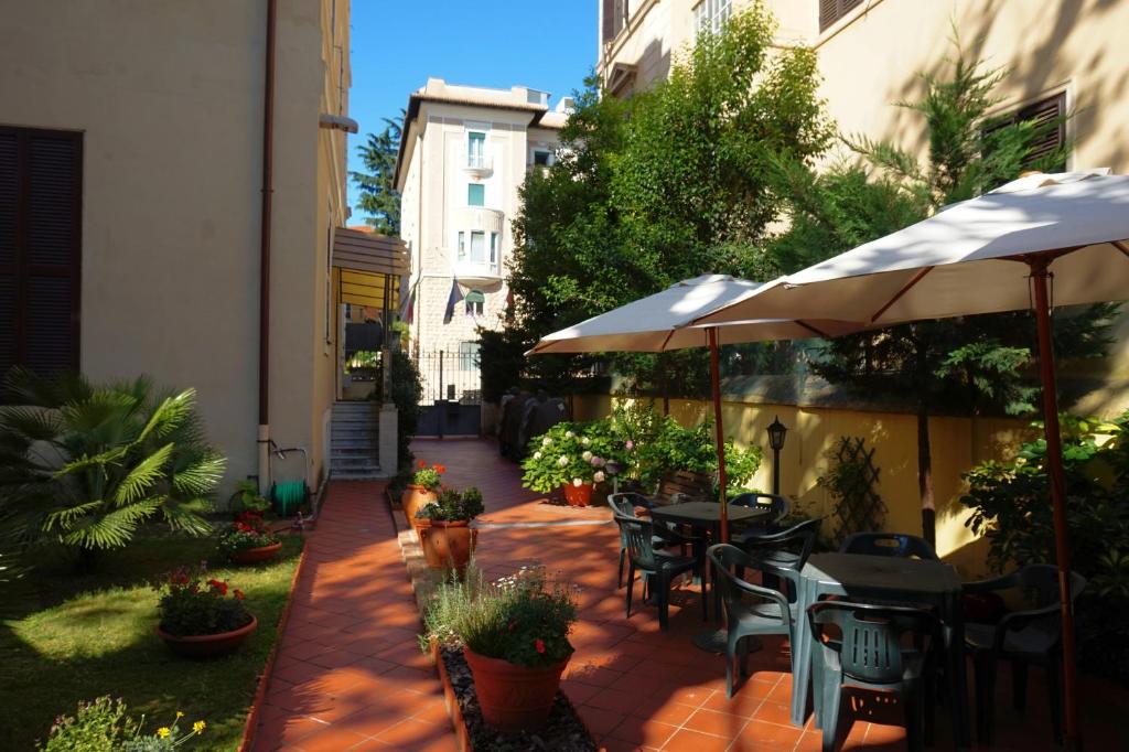 Doté d'une connexion Wi-Fi gratuite, le Green Hotel propose des hébergements à Rome. La station de métro Policlinico se trouve à 400 mètres.
