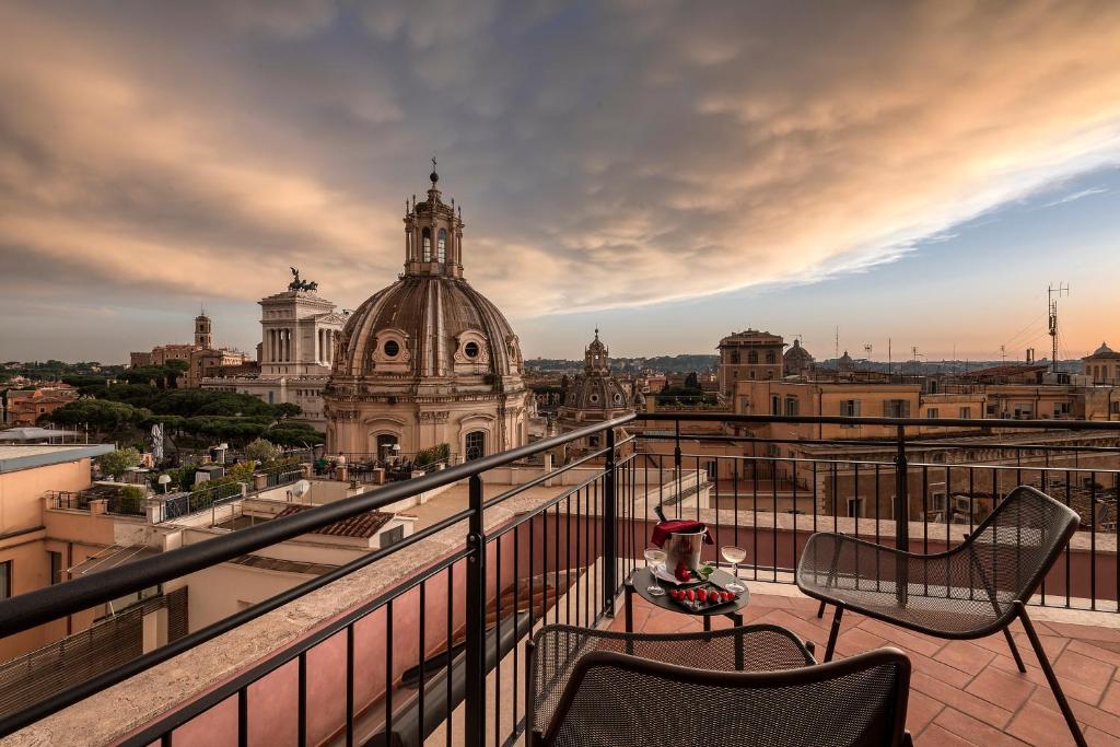 Situat în Roma, la 500 de metri de Dealul Quirinal, H10 Palazzo Galla oferă cazare cu un lounge comun, parcare privată, o terasă și un bar.