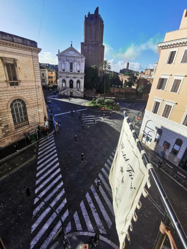 El Hotel Fiori está situado en el corazón de Roma, a 15 minutos a pie del Coliseo, la Fuente Panteón y Trevi.