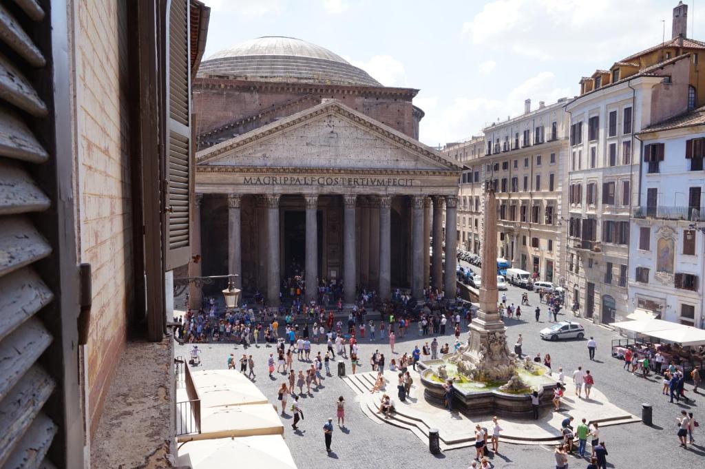 Situé juste en face du Panthéon et à 5 minutes à pied de la Piazza Navona, l'Antico Albergo del Sole al Pantheon est situé à Rome.