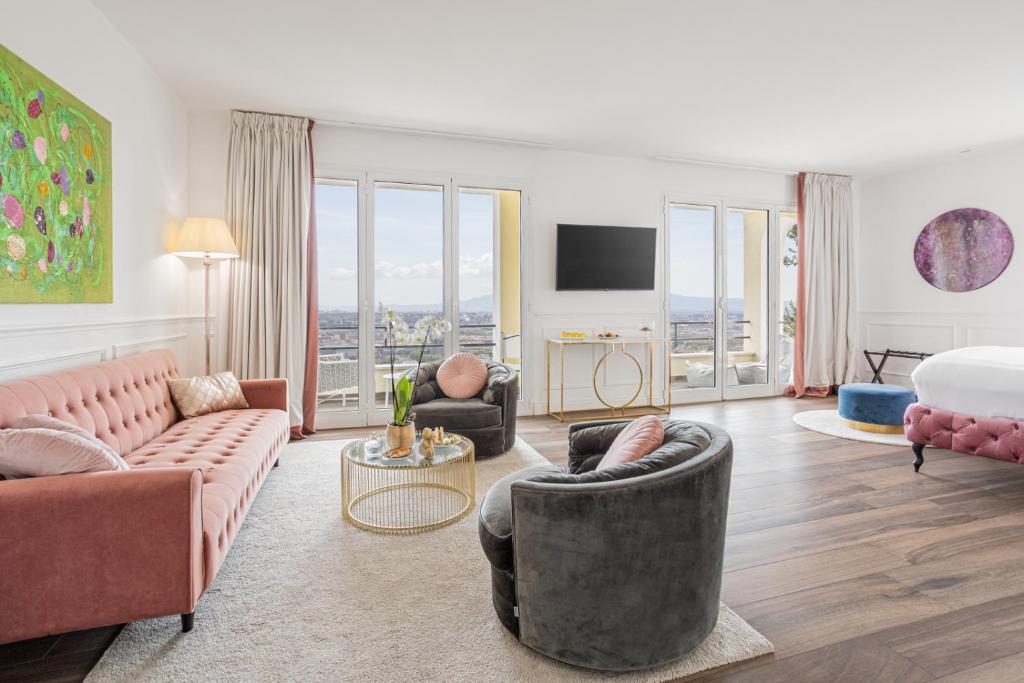 Located in Rome, Monastero dei Santi is a 5-star hotel featuring a restaurant, free parking, a bar and a terrace. A concierge service, 24-hour front desk.
