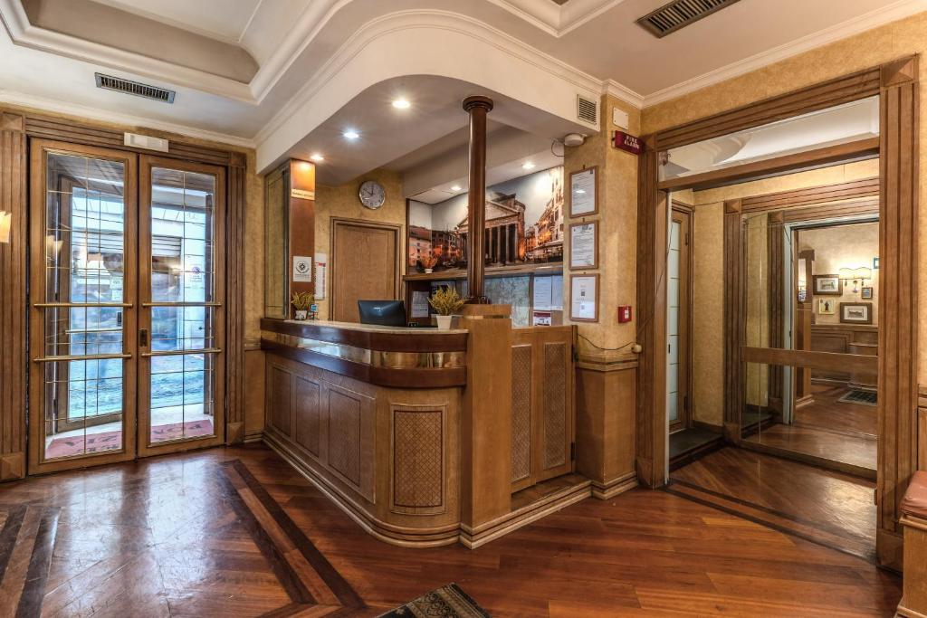 La doar 300 de metri de Roma până la Campo de Fiori, Hotel Pomezia oferă un bar şi pur şi simplu mobilat, camere cu TV prin satelit.