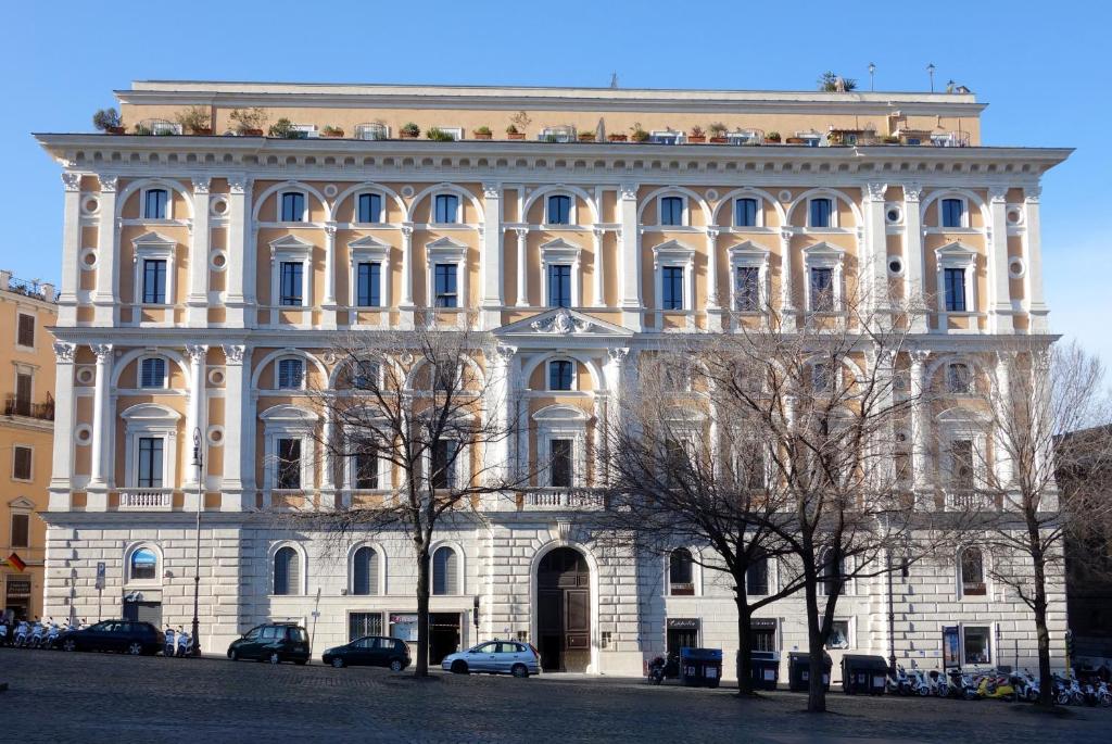 Situat pe 1 dintre etajele superioare ale unei clădiri istorice din cartierul Monti din Roma, Hotel Princeps Boutique oferă camere elegante izolate fonic cu marmură...