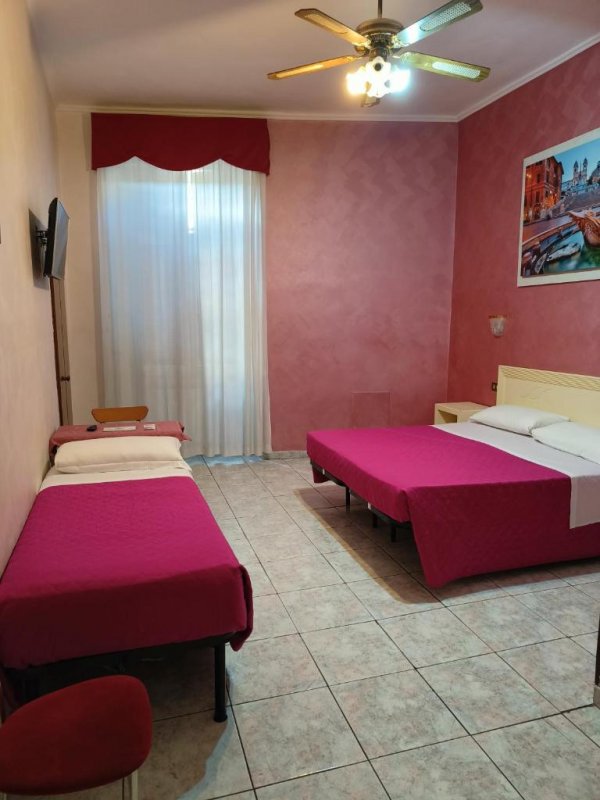 Hotel PRINCIPE AMEDEO is set on the first floor of a historic 19th-century building 300 metres from Roma Termini Railway Station.