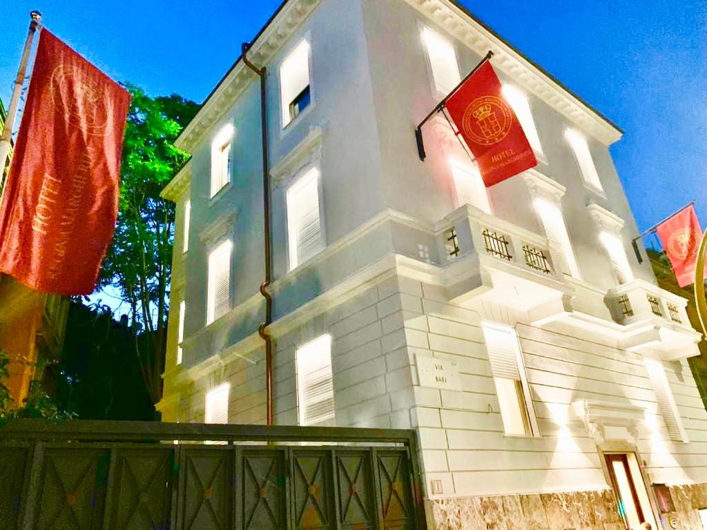 Hotel Regina Margherita is in the lively Università district, 200 metres from Policlinico Metro Station.