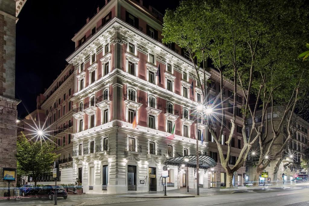 Localizado na moda Via Veneto, o Baglioni Hotel Regina oferece quartos elegantes no estilo Art Deco.
