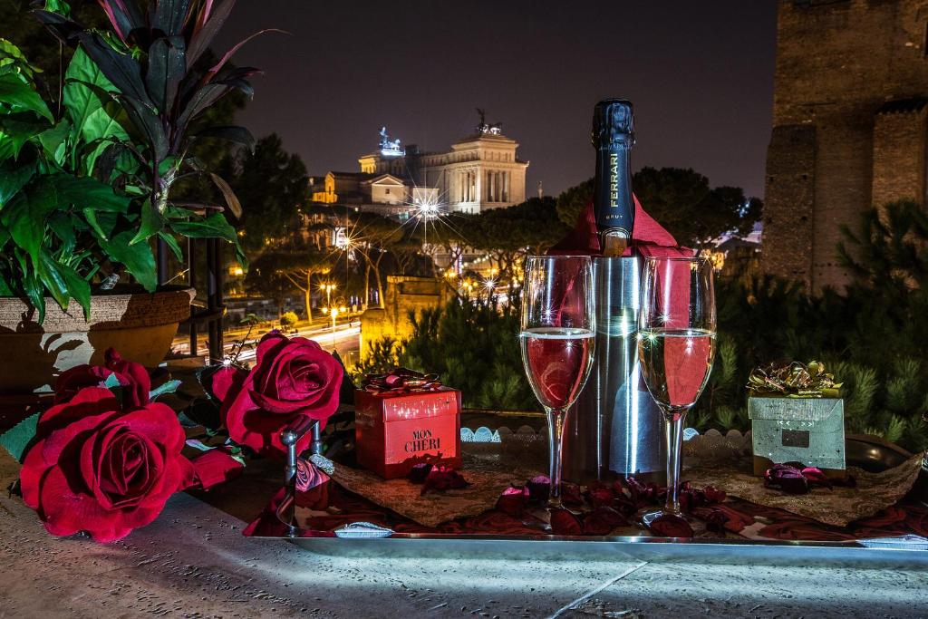 Setat între Colosseum și Piazza Venezia, Romano este un hotel boutique cu vedere la Forumul Roman.