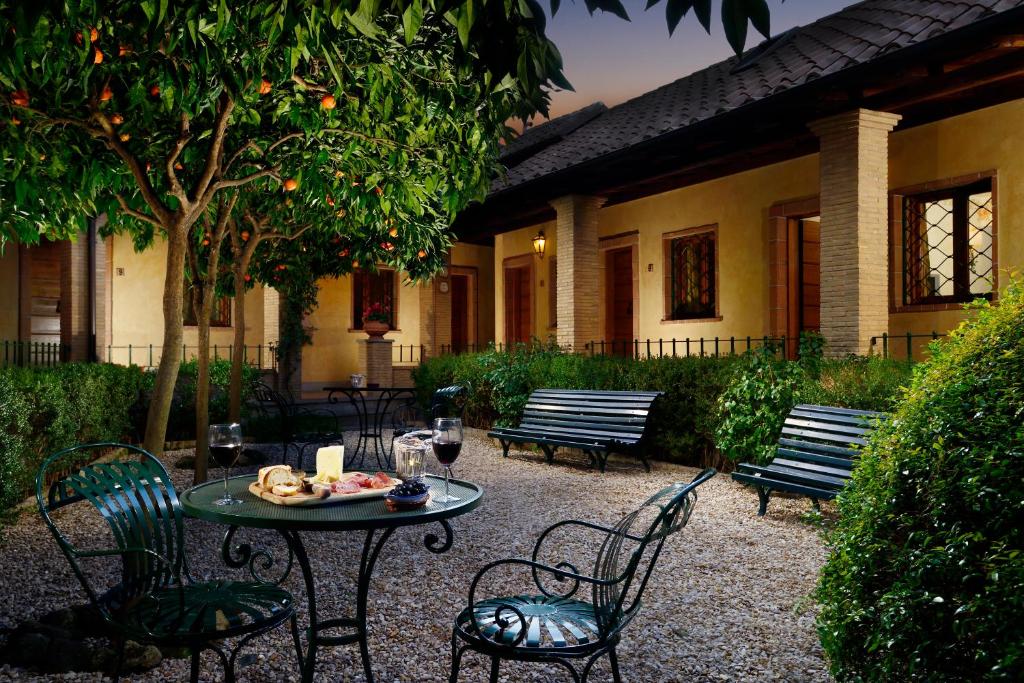 O Hotel Santa Maria está situada em Trastevere, na margem do rio Tibre, é um dos bairros mais encantadores e autênticos da história de Roma...
