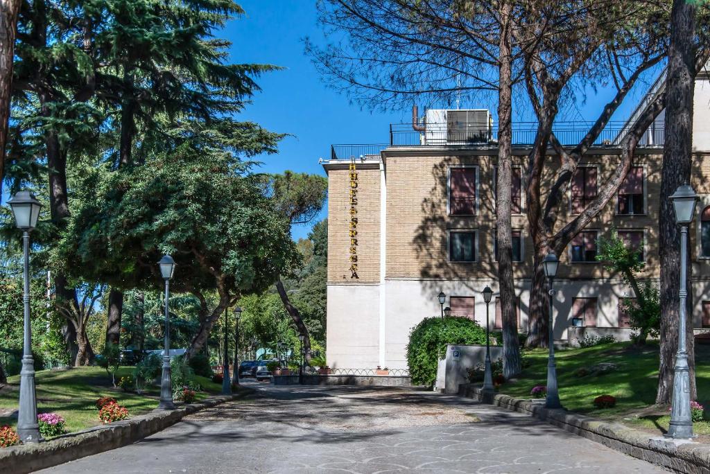 Situato sull'Aventino, una delle 7 colline di Roma, il Santa Prisca dista 10 minuti a piedi dalla sede della FAO e 400 metri dalla stazione della metropolitana Piramide.