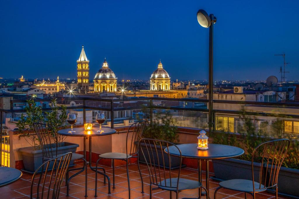El Sophie Terrace Hotel está situado en el centro de Roma, a 600 metros de Santa María Maggiore, y ofrece un salón compartido, una terraza y un bar.