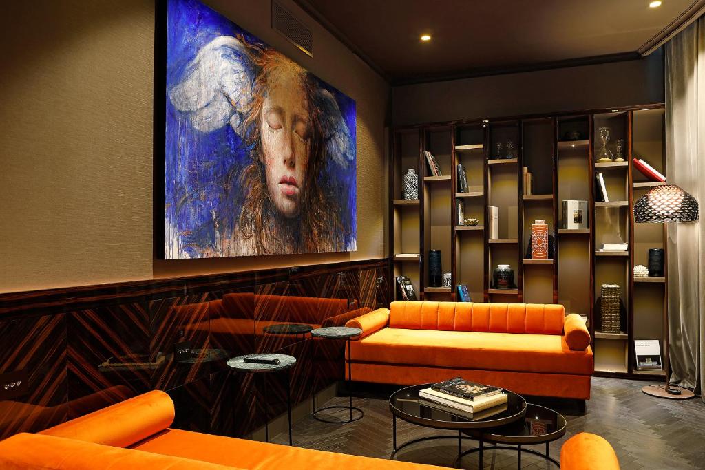 Situato nel centro di Roma, a 400 metri dalla stazione della metropolitana Barberini, l'U-Visionary Roma Hotel offre una terrazza, un ristorante e un bar.