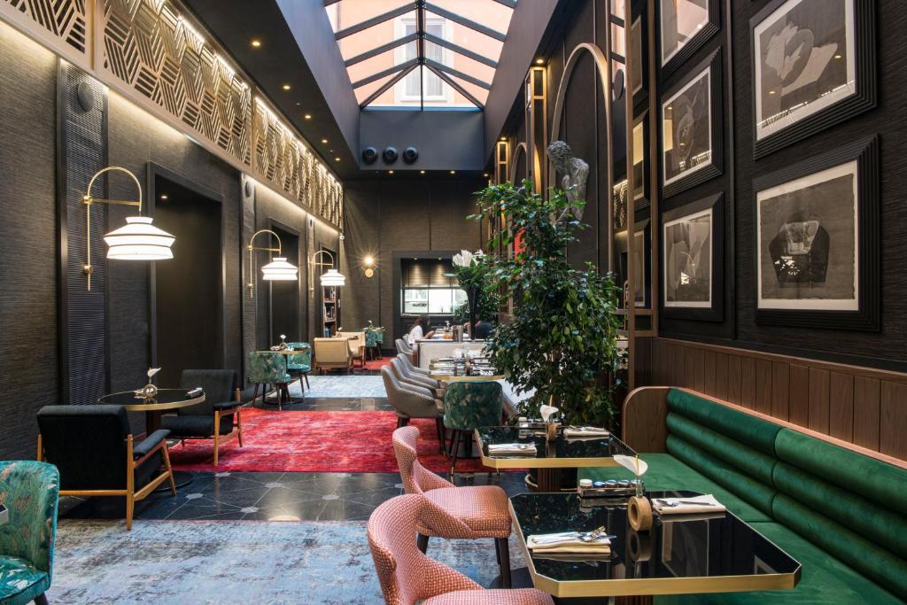 Situat în Roma și cu Piazza Venezia accesibil în termen de 500 de metri, Umiltà 36 oferă servicii de concierge, camere fără alergie, un centru de fitness, WiFi gratuit...