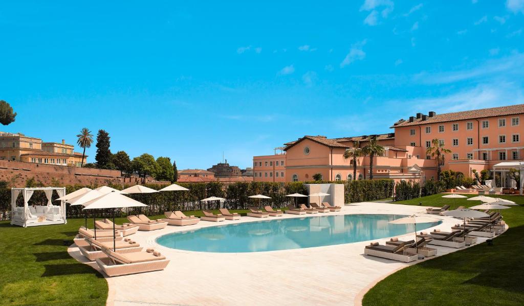 Ofrece elegantes interiores y habitaciones de diseño con vistas al Vaticano, Castel Sant’Angelo, Vicolo di Sant'Onofrio o el jardín del hotel, el Gran Gran...