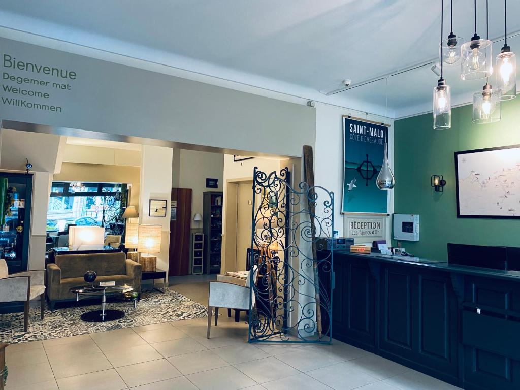 Hotel Ajoncs d'Or is located in the heart of the historic fortified city walls of Saint Malo, 350 metres from Saint-Malo Marina.