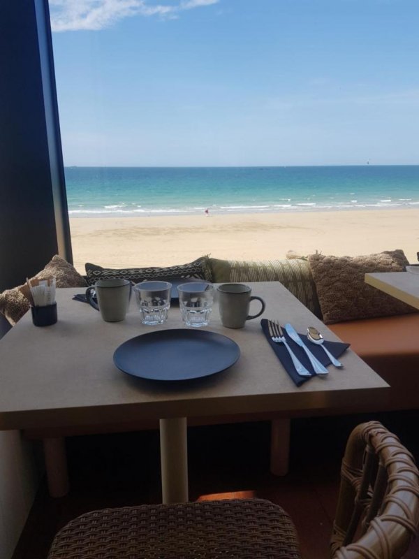 Alba hotel está localizado em Saint-Malo frente à praia e ao lado do porto. Disponibiliza um bar e quartos com vistas para o mar. Bar aberto diariamente das 11:15 da manhã.