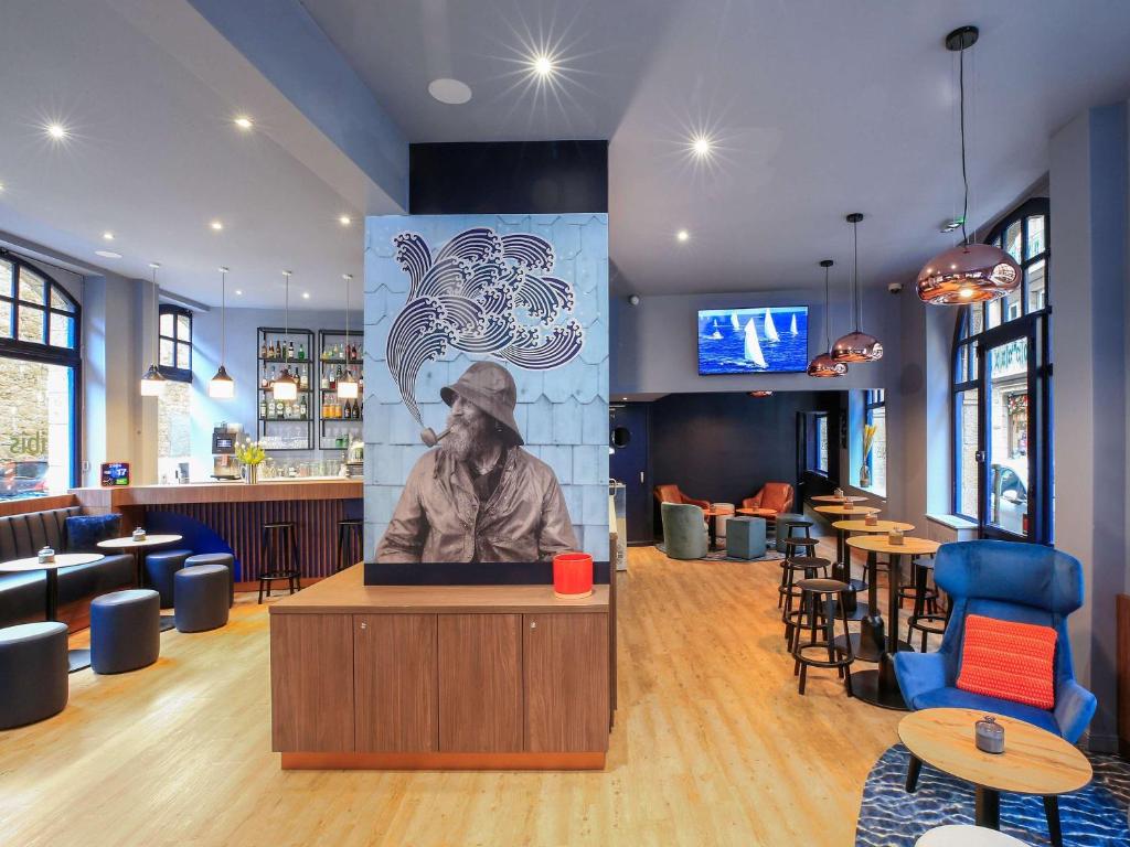 O ibis Styles Saint-Malo Centre Historique situa-se no coração das muralhas históricas da cidade fortificada de Saint Malo, apenas a 30 metros da Praia de Sillon e 75...