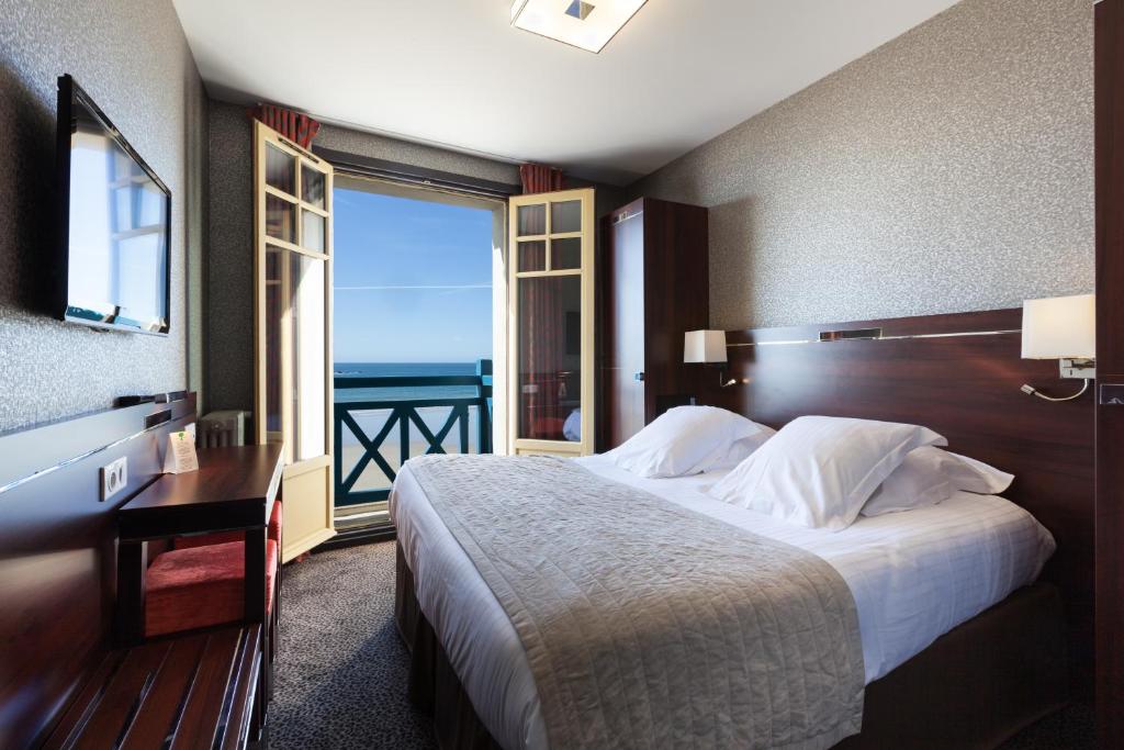 Situato sul lungomare di Saint-Malo, l'Ambassadeurs Logis Hotel dista 1,5 km dal centro della città e dalla stazione ferroviaria TGV.