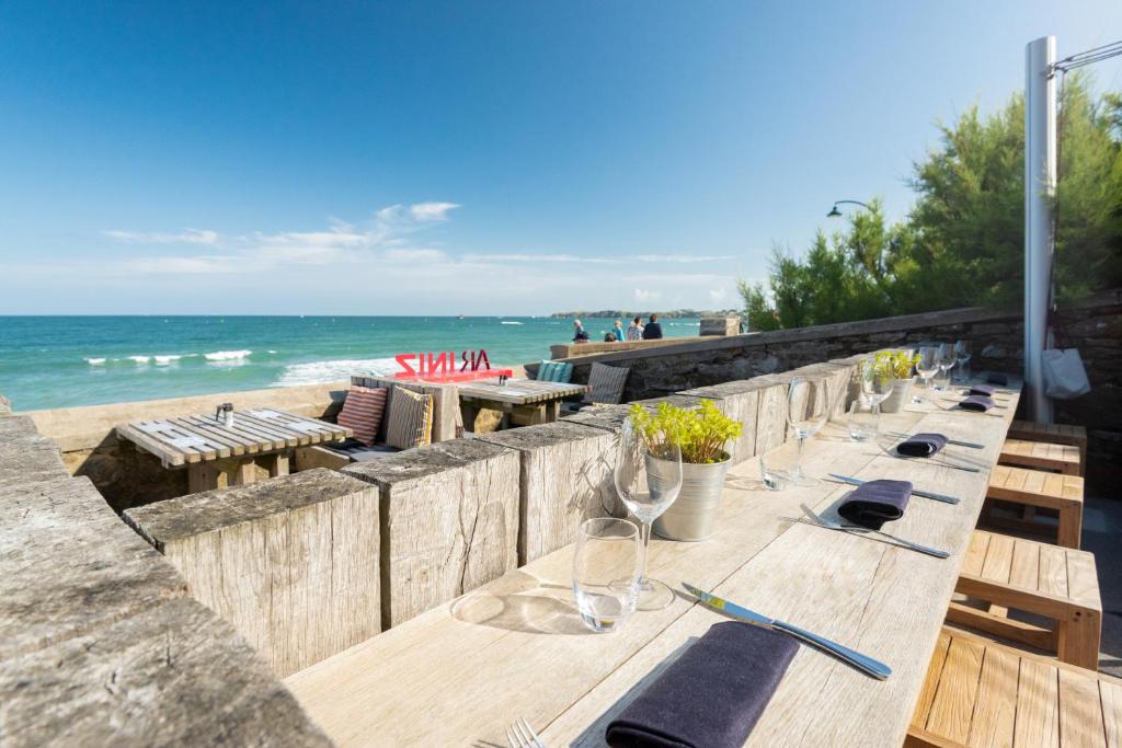 Situato a Sillon Beach, l'Hôtel Ar Iniz offre un ristorante regionale, un bar e una terrazza con vista sul mare.