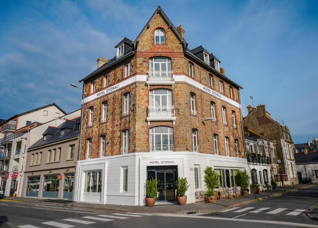 Notre hôtel est idéalement situé sur le port de Saint-Malo face au bassin du Duguay-Trouin, à quelques minutes à pied de la plage de Sillon, à 5min d'Intra-muros et...
