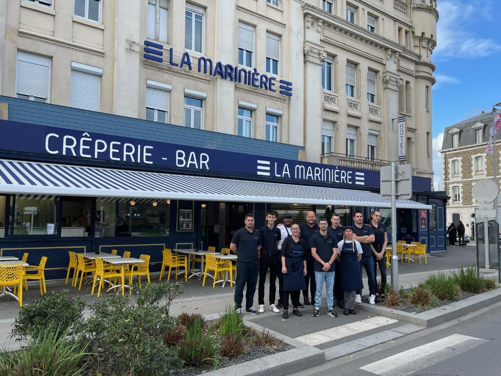Situé à 1 km de la plage de Sillon, l'Hôtel La Marinière Restaurant Crêperie propose un hébergement 2 étoiles à Saint Malo et dispose d'une terrasse, d'un restaurant et d'un bar.