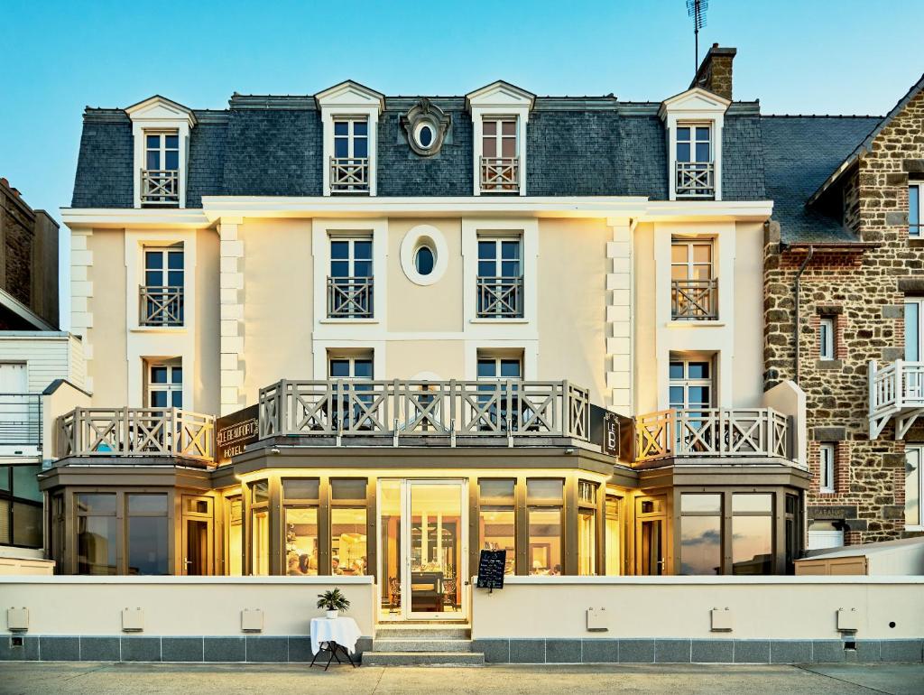 O Hôtel Beaufort está localizado diretamente na Praia de Sillon, com vista para a Baía de Saint Malo.