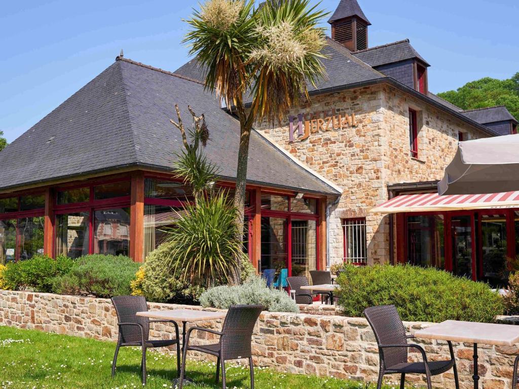 Hôtel Dinan Port Le Jerzual y su personal multilingüe le dan la bienvenida para hacer un alojamiento con vistas al río Rance en la pintoresca ciudad de Dinan.