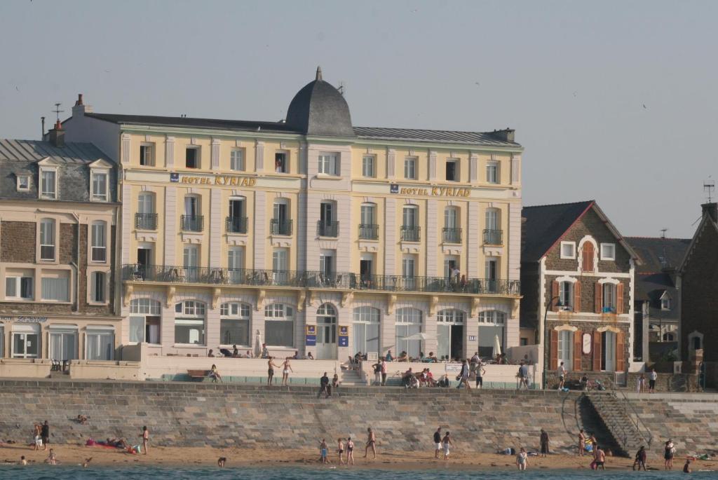 Kyriad Hôtel Saint-Malo Plage est situé en face de la plage de Saint-Malo. Il dispose d'une salle de sport et d'un sauna à seulement 1 km de la gare.