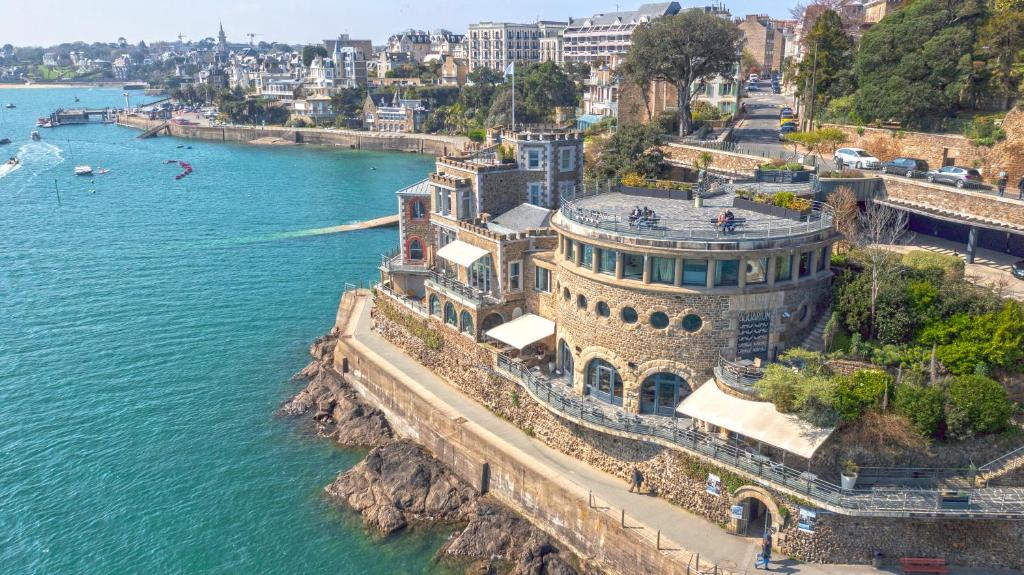 Castelbrac Hotel & Spa offers accommodation in Dinard, 600 m from the nearest beach.