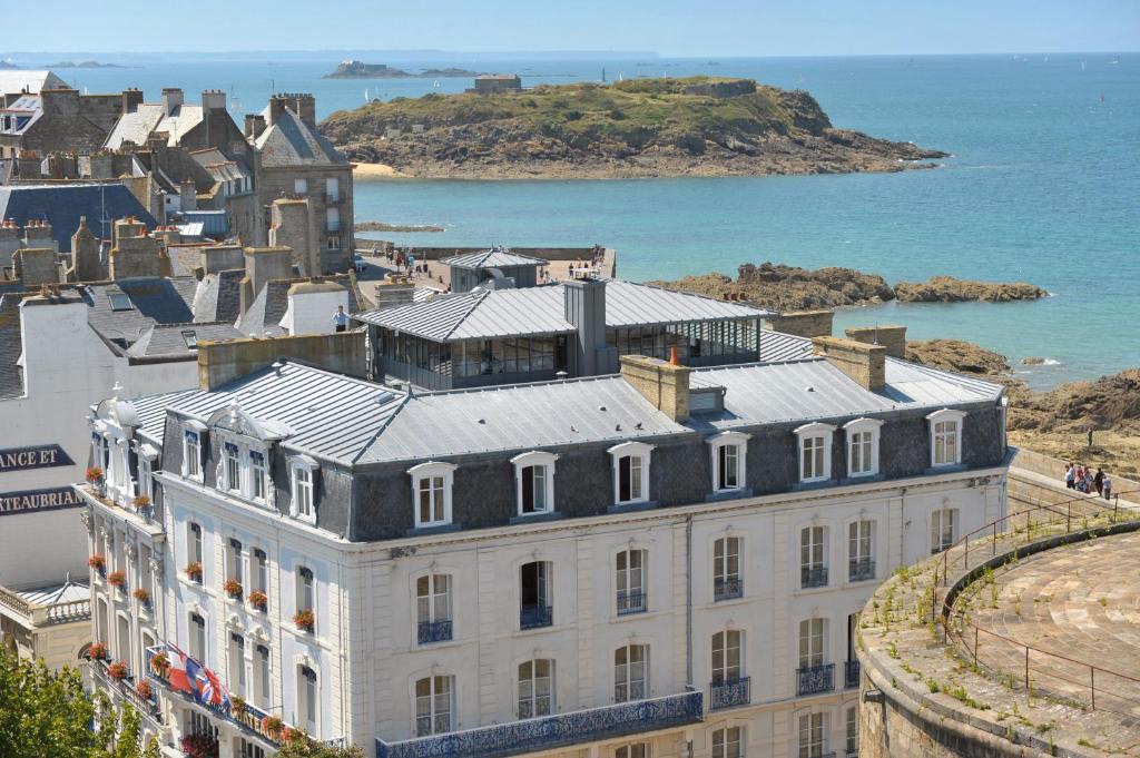 L'Hôtel de France et Chateaubriand est situé au cœur de la ville historique de Saint Malo, à 210 mètres de Saint-Malo Marina.