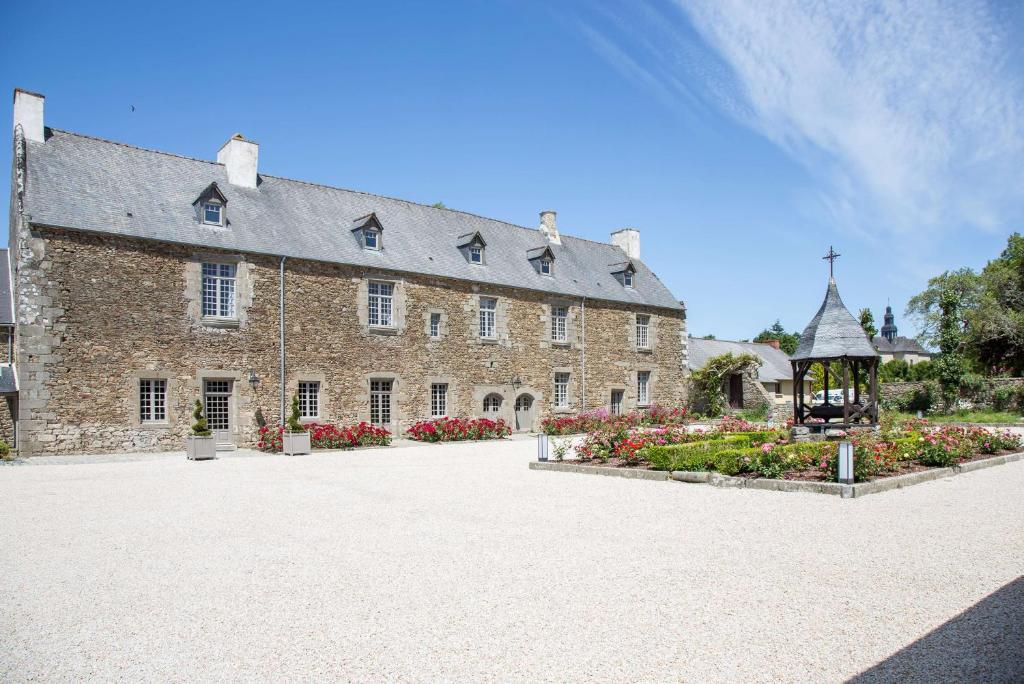 Hôtel de l'Abbaye Le Tronchet Saint Malo offers air-conditioned accommodation in Le Tronchet.