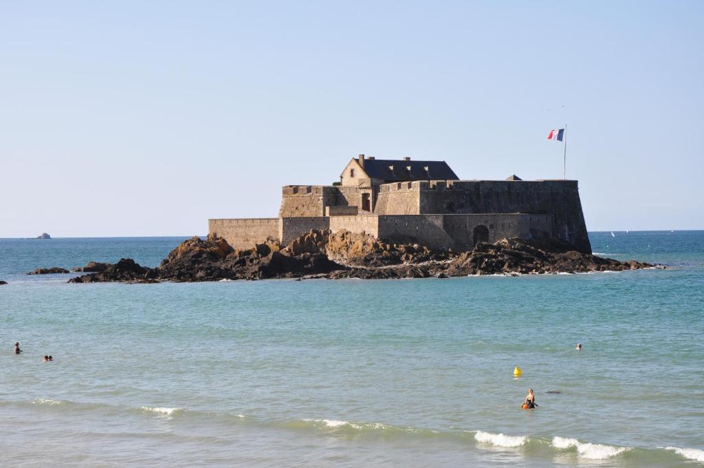L'Hôtel de la Cité est situé au cœur de Saint-Malo, à seulement 350 mètres de Saint-Malo Marina.