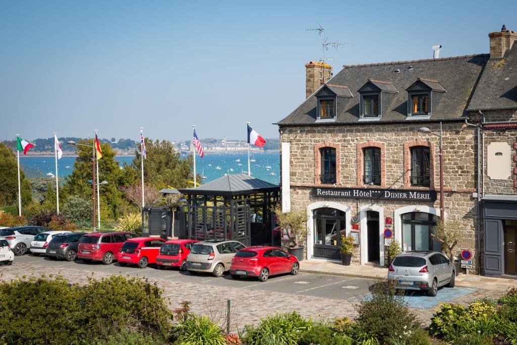 Situado en el corazón del centro histórico de Dinard, el hotel Didier Méril se beneficia de una vista excepcional sobre la bahía de Prieuré.
