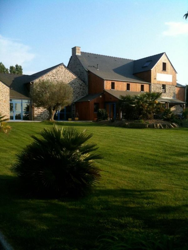 Set in a 7000 m², landscaped park, Domaine de la Barbinais is a hotel located in the countryside of Saint Malo.  WiFi access is available throughout.