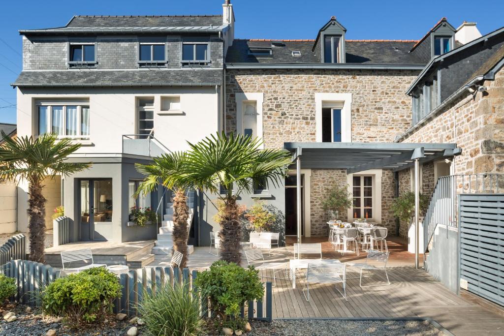 Le charmant Hôtel Eden est situé à 100 mètres de la plage, avec un accès direct à la vieille ville et au centre des congrès. Il propose des chambres confortables.
